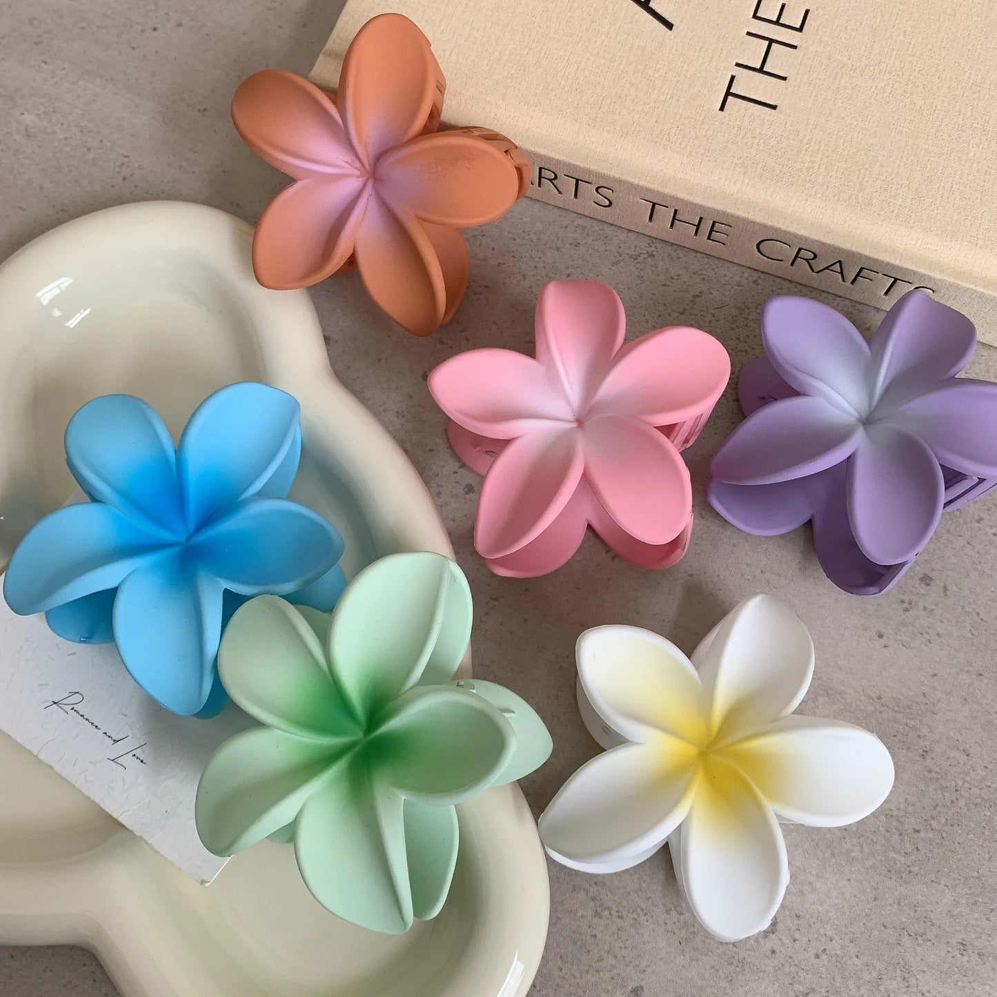 🌸 Frosted Flower Hair Clip – Glam & Natural 🌸