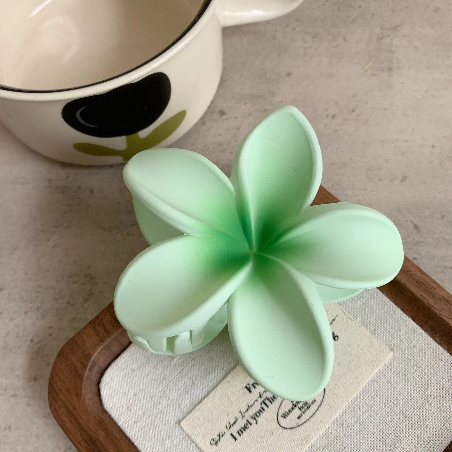 🌸 Frosted Flower Hair Clip – Glam & Natural 🌸