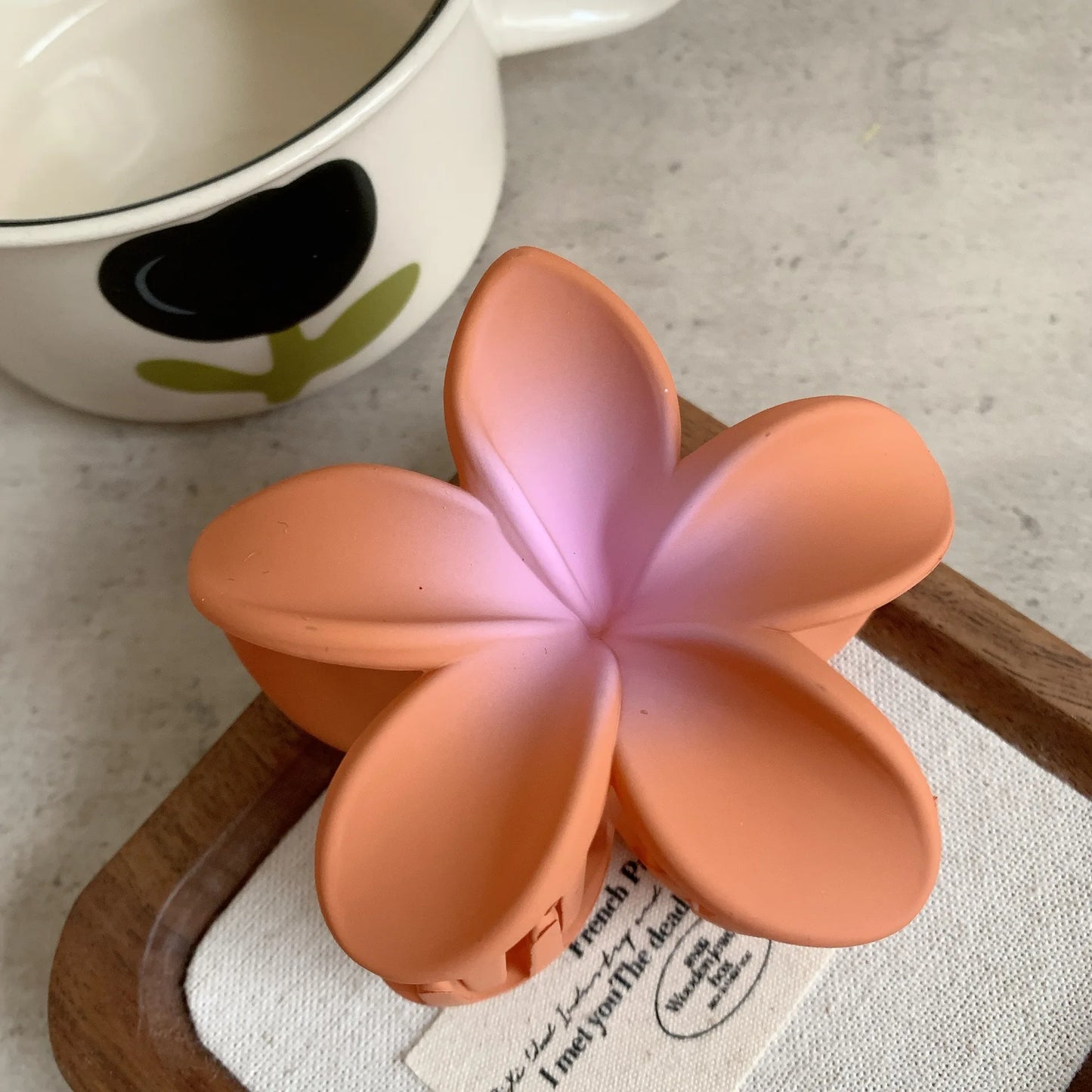 🌸 Frosted Flower Hair Clip – Glam & Natural 🌸