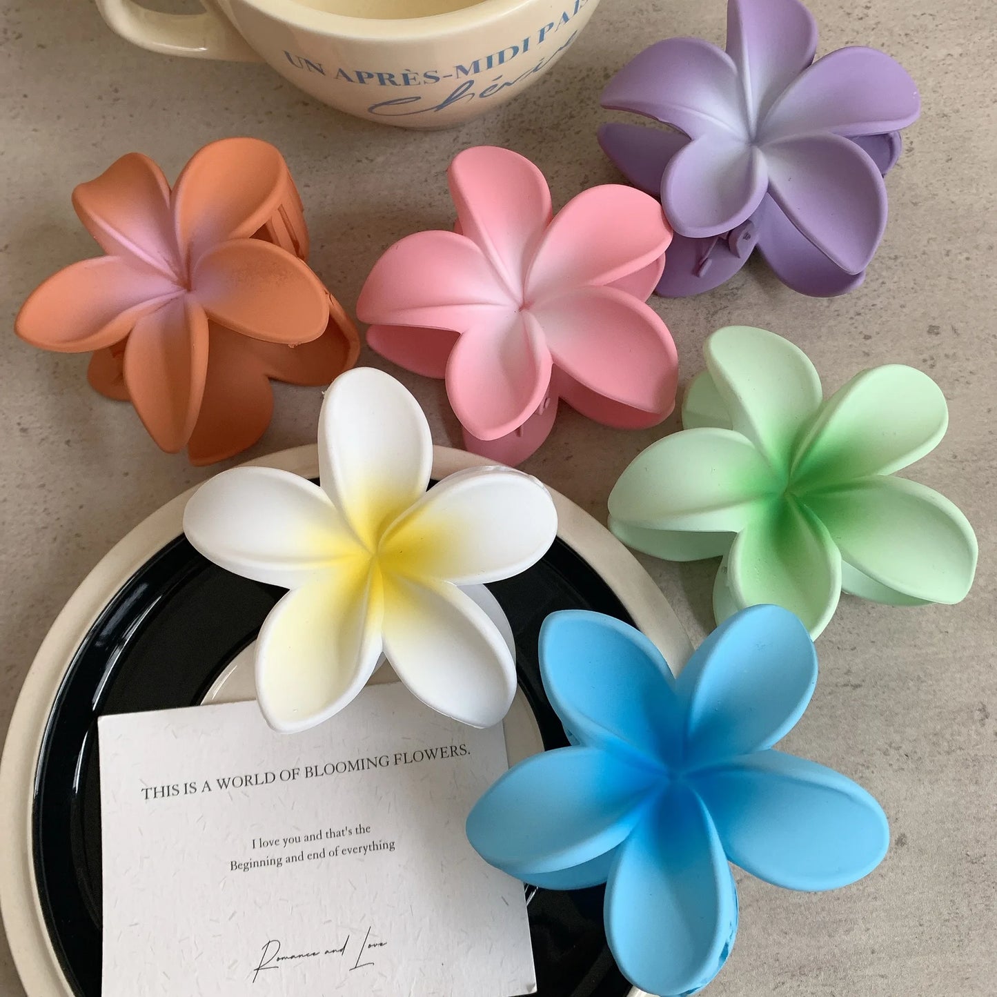 🌸 Frosted Flower Hair Clip – Glam & Natural 🌸