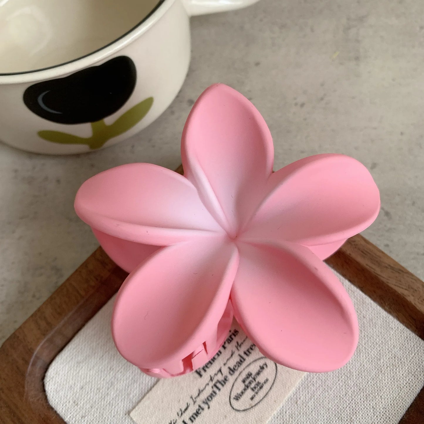 🌸 Frosted Flower Hair Clip – Glam & Natural 🌸