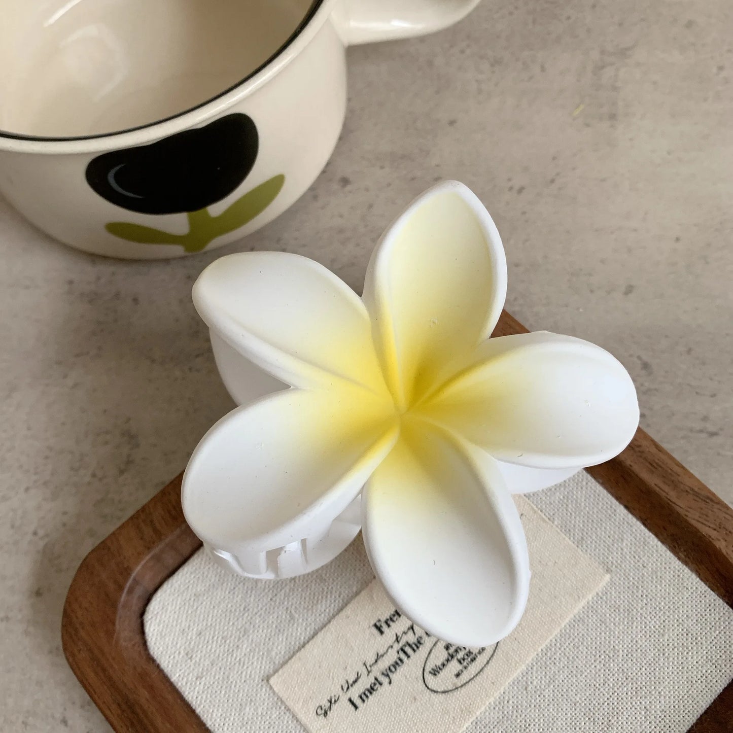 🌸 Frosted Flower Hair Clip – Glam & Natural 🌸