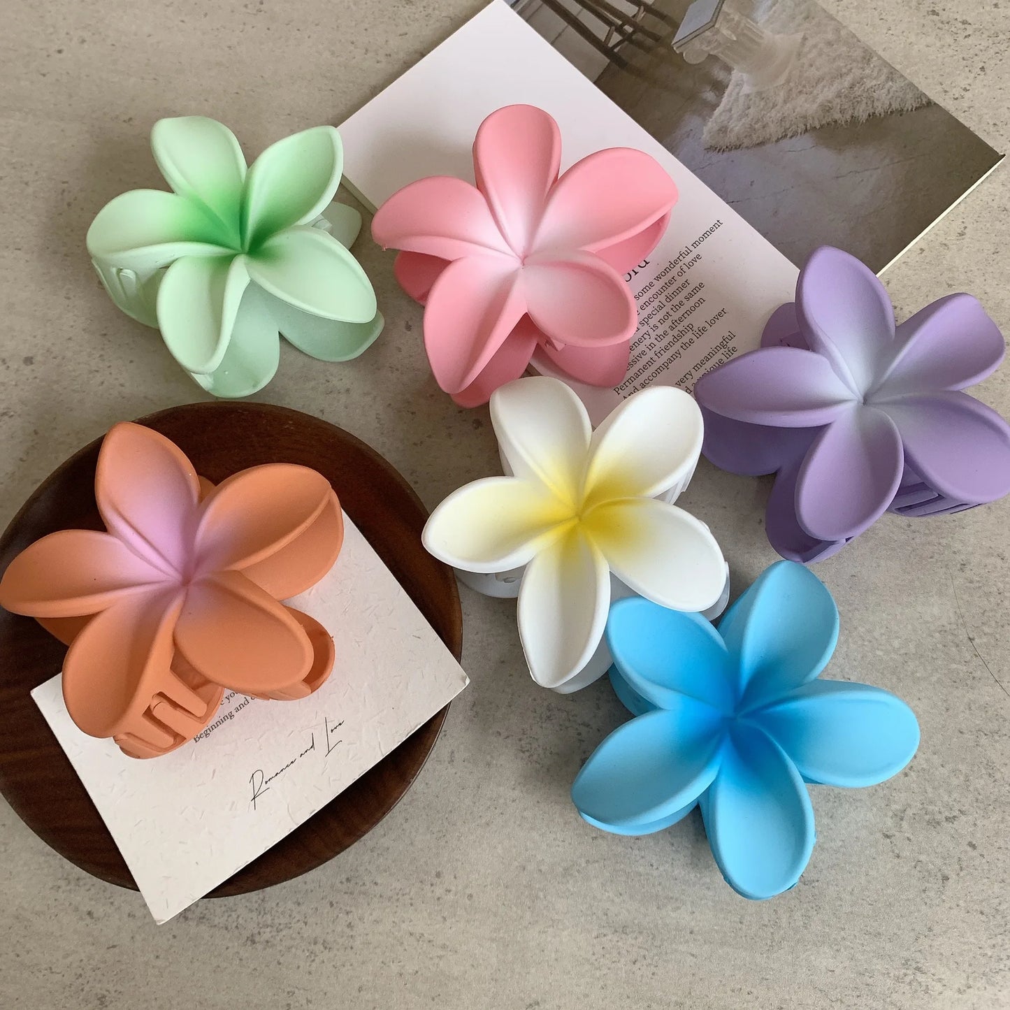 🌸 Frosted Flower Hair Clip – Glam & Natural 🌸