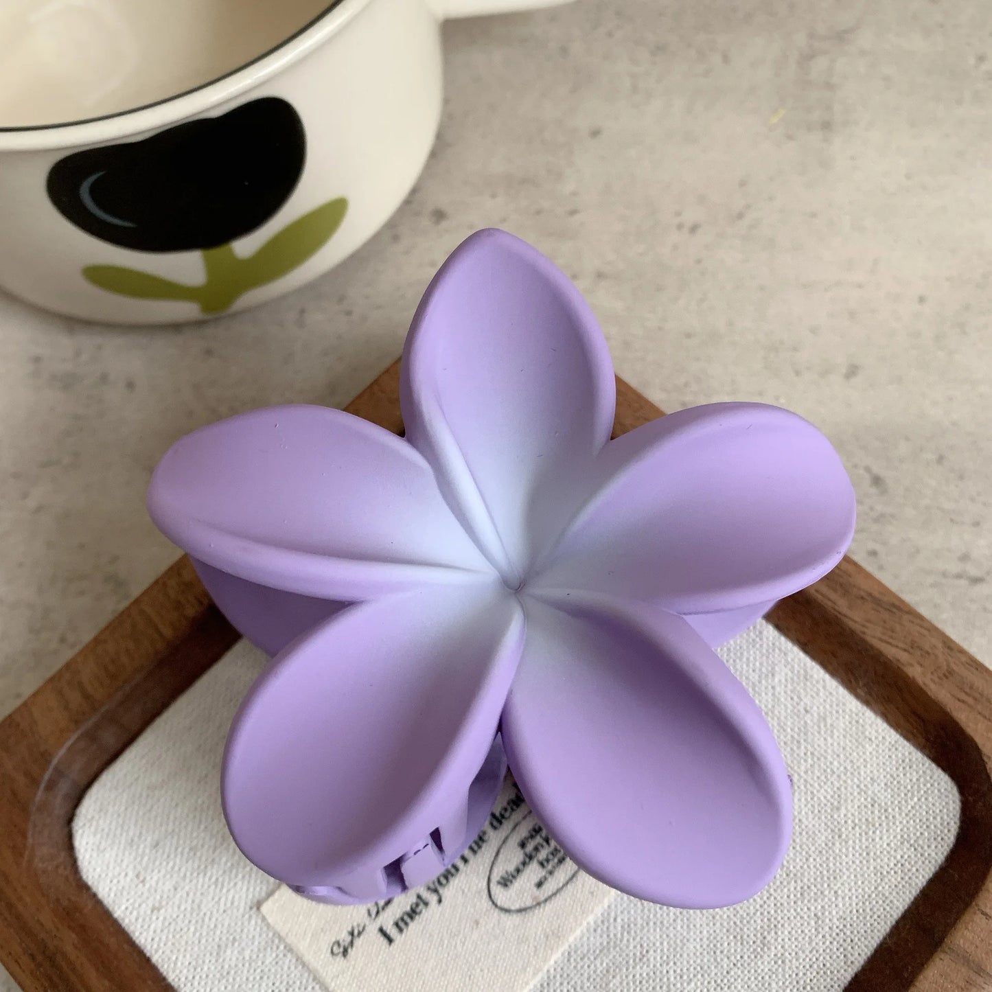 🌸 Frosted Flower Hair Clip – Glam & Natural 🌸