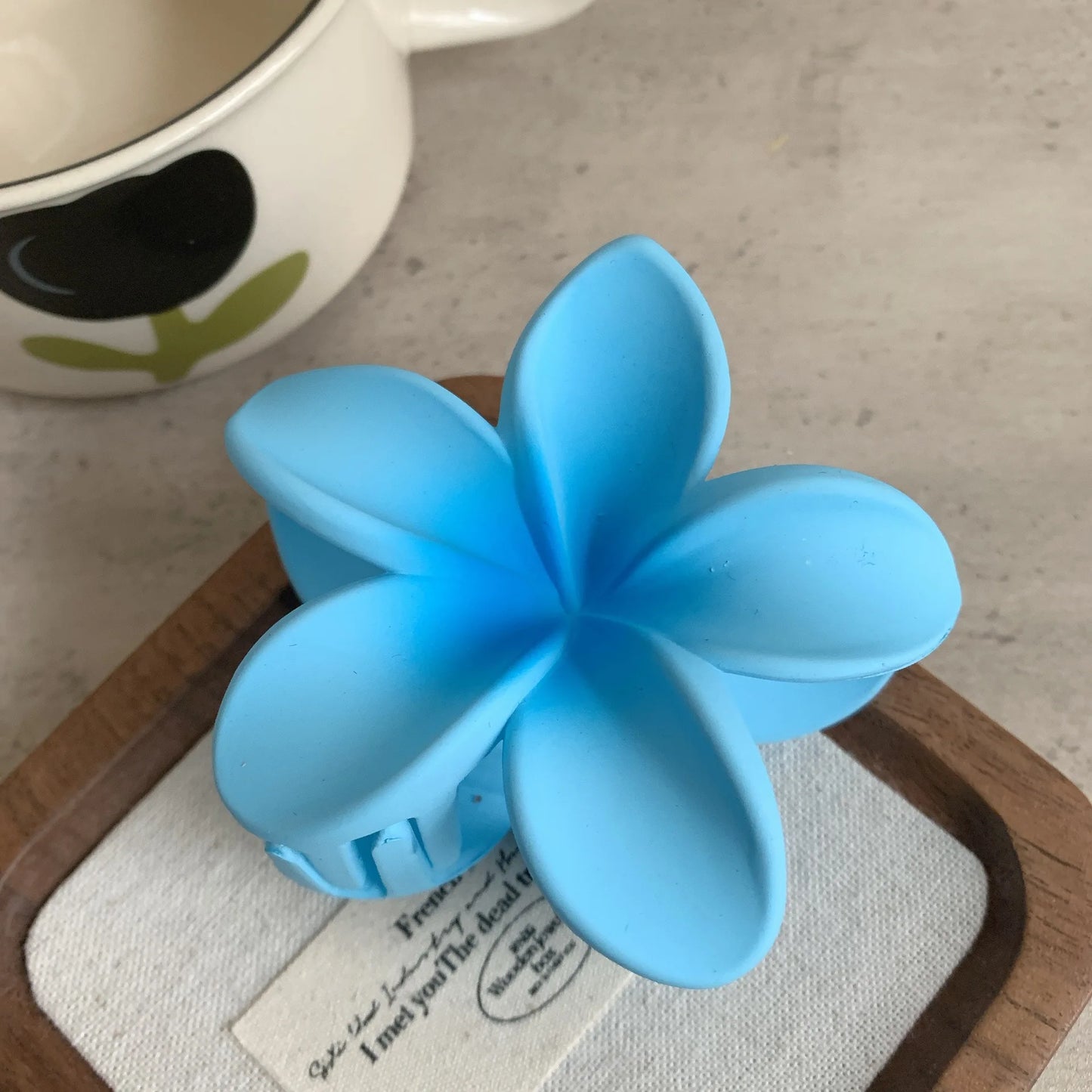 🌸 Frosted Flower Hair Clip – Glam & Natural 🌸